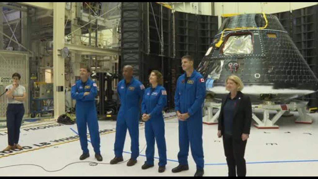 spazio,-l’equipaggio-della-missione-lunare-artemis-2-in-visita-all’astronave-orion