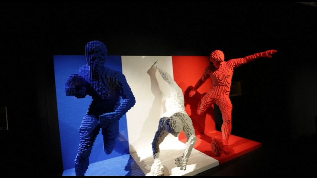 mondiali-di-rugby-in-francia,-una-scultura-di-lego-da-18.600-pezzi